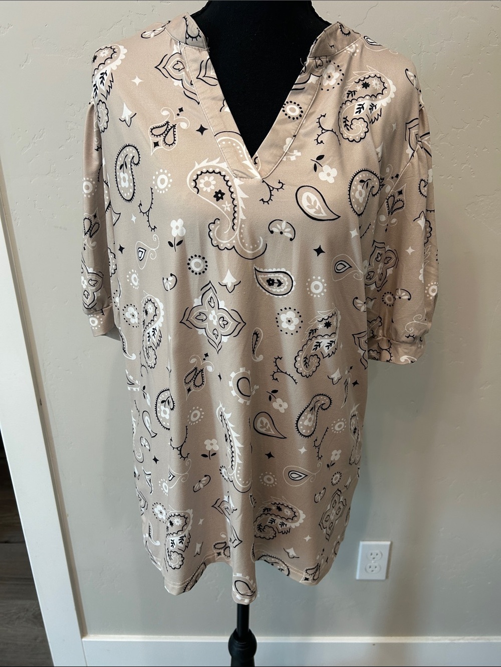 STERLING KREEK Women's Taupe Paisley Split-Neck Top L - Picture 2 of 6